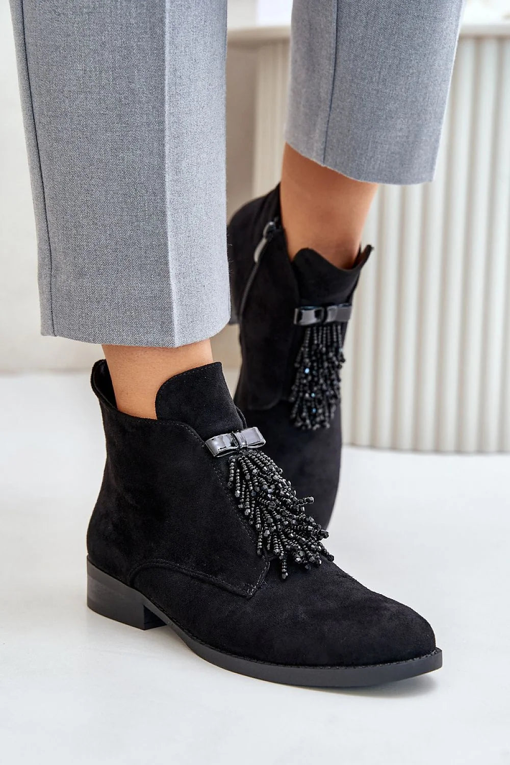 Bottines élégantes pour femme tige semi-haute decoration perles noires talons compensés fermeture éclair laterale couverture chaussure eco-suede S.Barski