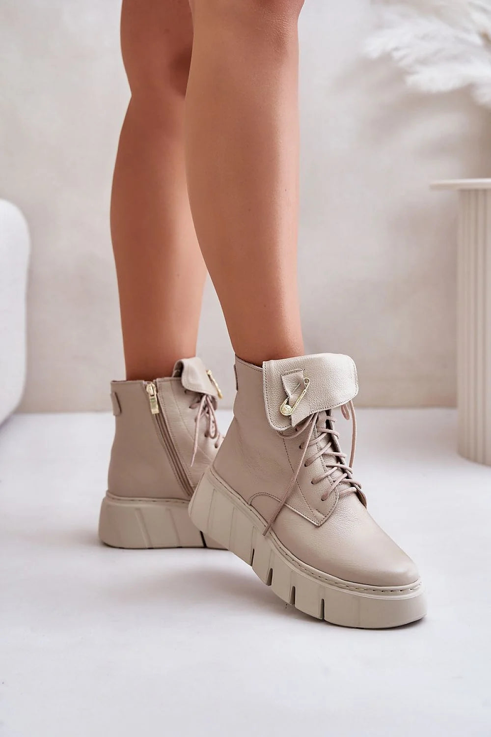 Bottes cothurnes en cuir beige clair pour femme, style moderne, talon compensé, zip doré, confort et durabilité, mode élégante, occasion多种