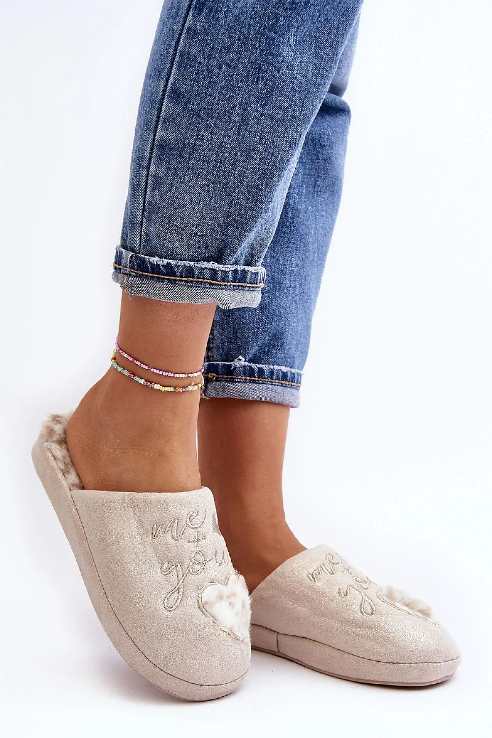 pantoufles mules femmes suédine beige fausse fourrure blanc cassé semelle épaisse rembourrée bout fermé talon ouvert broderie romantique motif coeur