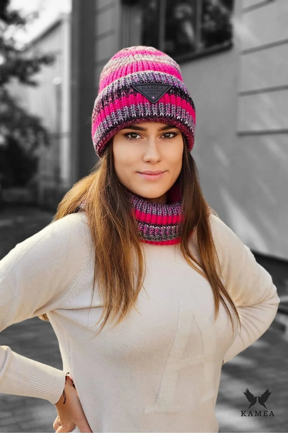 Bonnet et écharpe col mode hiver femme, style moderne, laine alpaga, rayures framboise noir, confort élégance