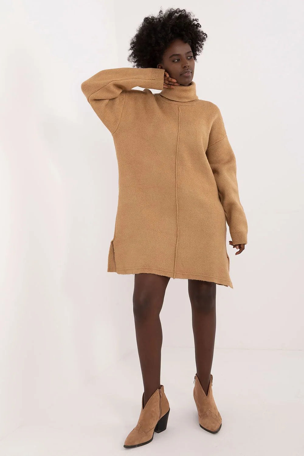 Robe-pull femme design minimaliste beige caramel matériau doux manches longues coupe oversize occasion quotidienne