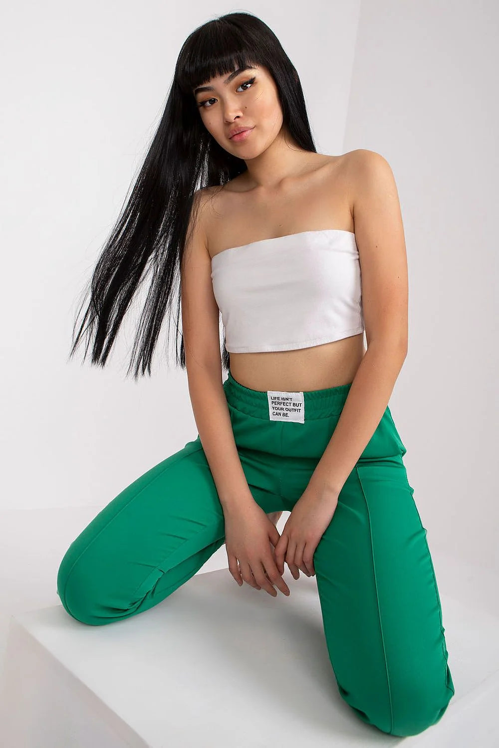 Pantalon femme haute taille tissu élastique poches latérales obliques elasthanne polyester.crop top rayures horizontales imprimé texte noir.escarpins fuchsia assortis
