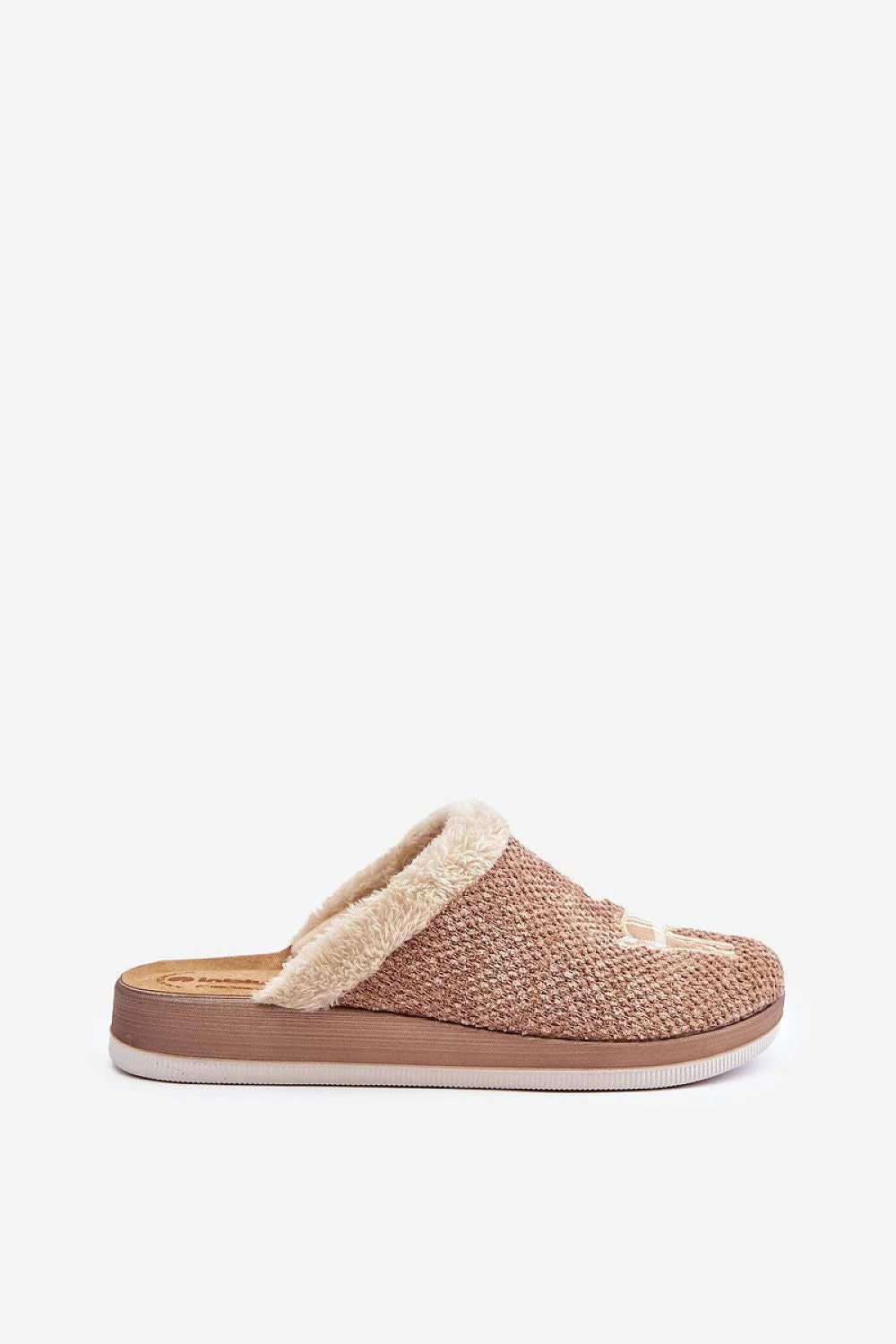 pantoufles femme fausse fourrure beige mule maille tressée motif cerf brodé crème cosy chaleureux semelle gomme antidérapante plateforme