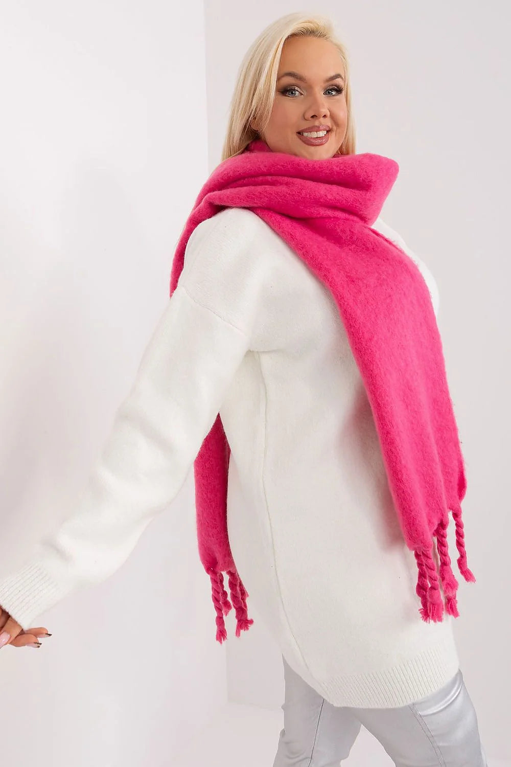 Écharpe longue en mohair rose vif avec franges tressées, assortie à un pull blanc côtelé, mode automne/hiver pour femme