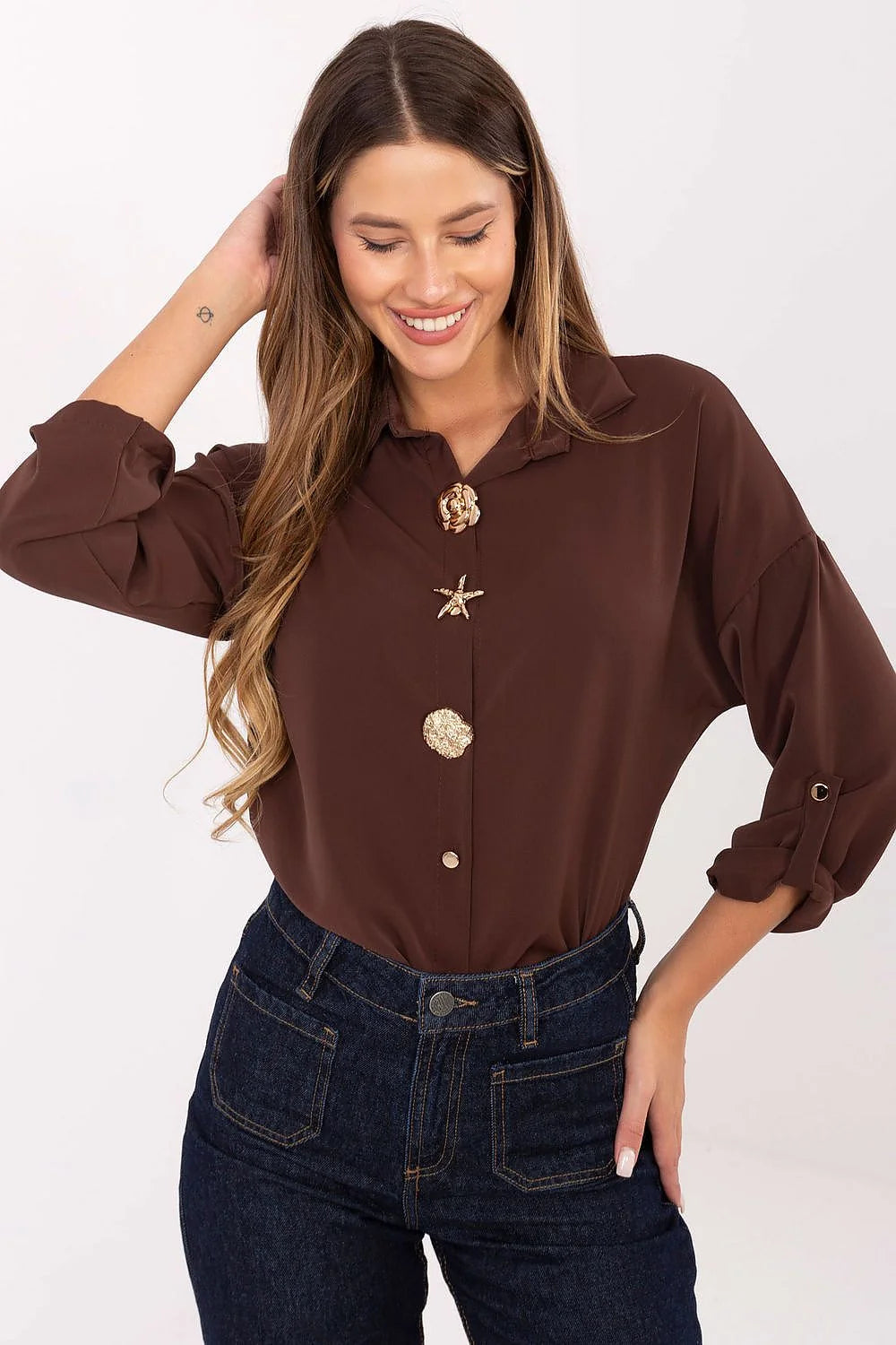 chemise femme manches longues retroussables col classique boutonnée boutons dorés décoratifs fleur pastille texturée chocolat fluide léger oversize