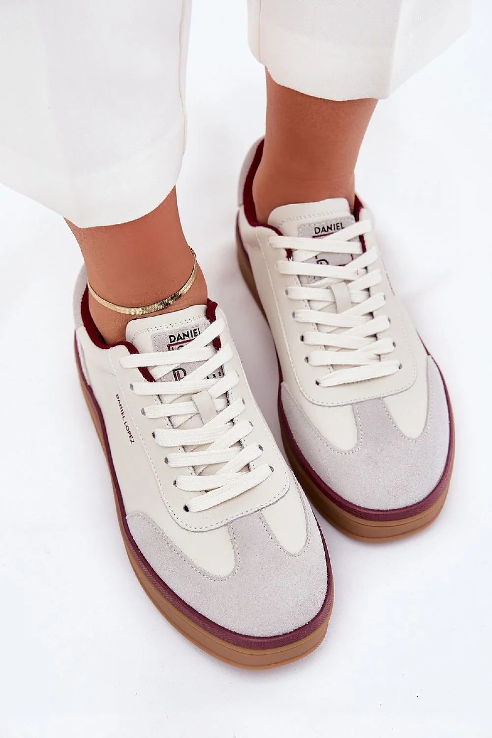 Chaussures de sport pour femmes design moderne cuir lisse daim bordure bordeaux Daniel Lopez confort optimal