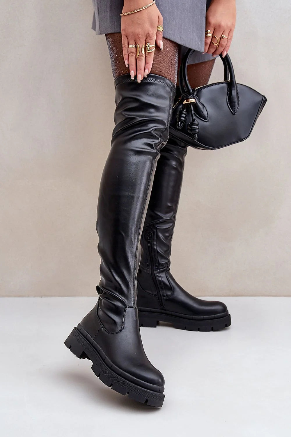 Bottes cuissardes élégantes en simili cuir noires hautes genou montantes zip latéral semelle épaisse femme confortable mode urbain