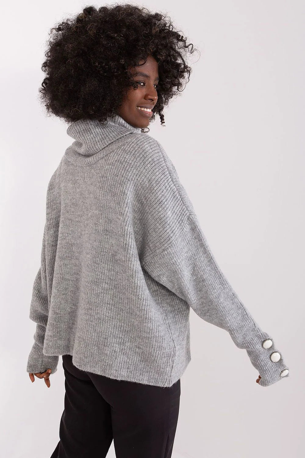 Pull col roulé femme design moderne élégant matière douce couleur grise claire manches longues boutons décoratifs coupe décontractée