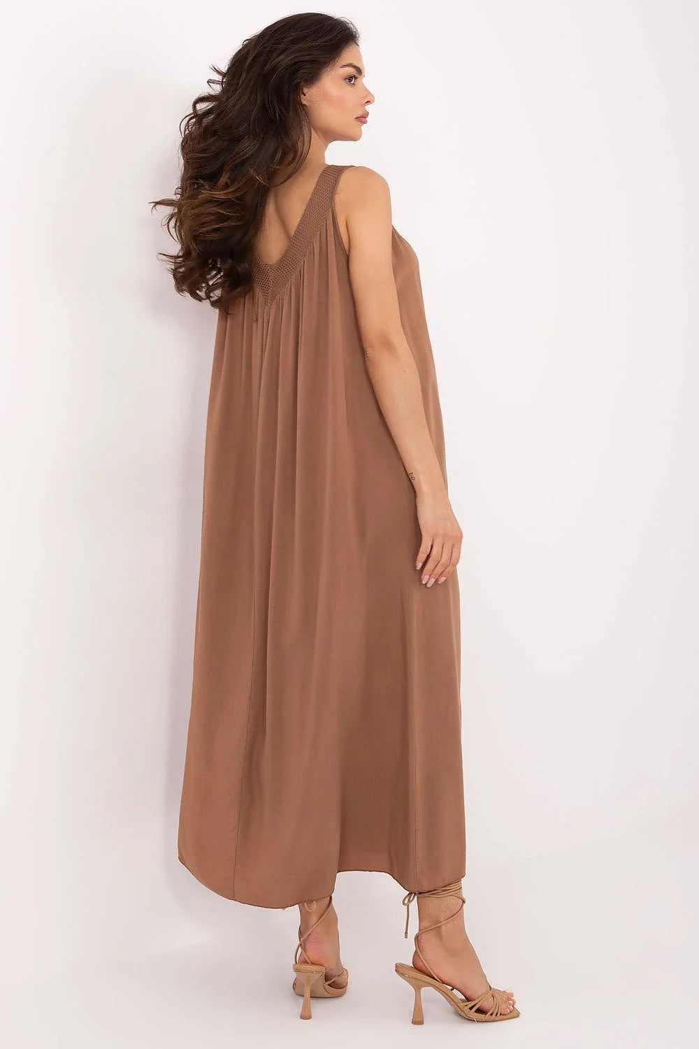 Robe de jour Och Bella style oversize longueur midi en viscose couleur marron terreux décolleté en V sans manches femme