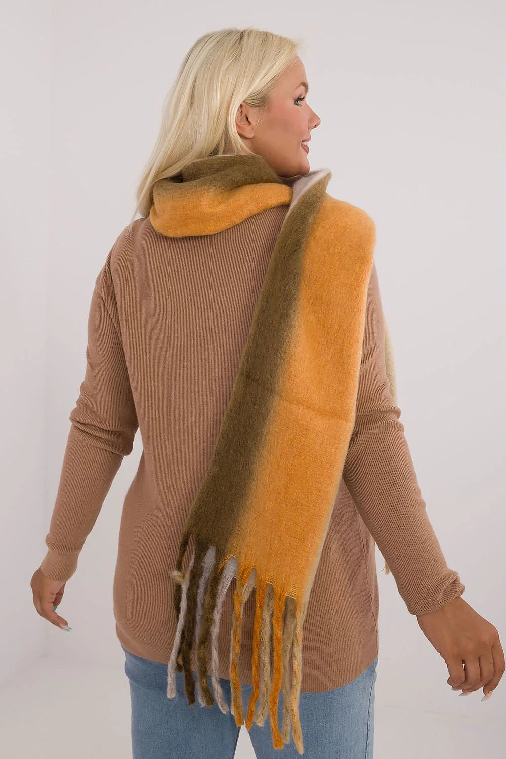 Écharpe automne hiver matériau doux pelucheux franges torsadées couleurs dégradé beige orange brun femmes