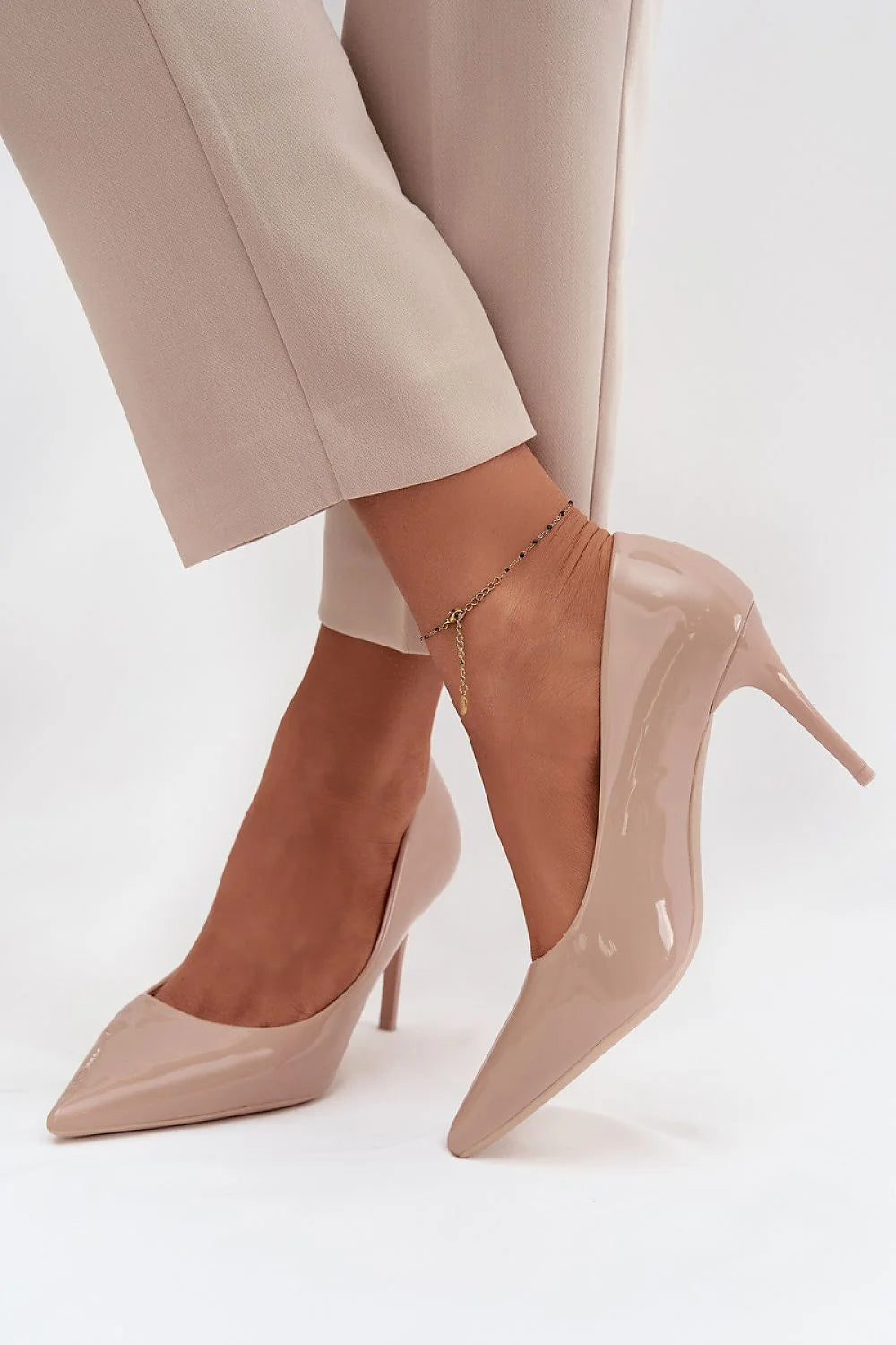 escarpins femme stilettos bout pointu similicuir verni nude beige talons aiguilles hauts 9cm silhouette élancée finition brillante minimaliste semelle fine