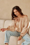 chemisier Roco bohème nude viscose léger froissé encolure Bardot épaules dénudées manches longues bouffantes élastiqués applique fleur coupe ample fluide