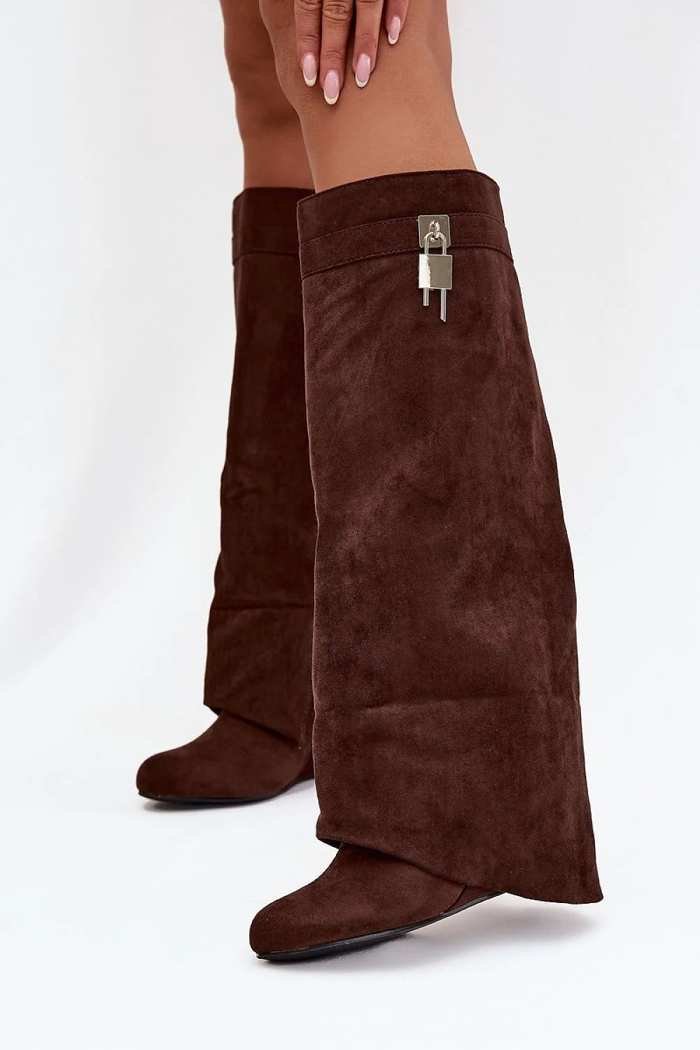 cuissardes hautes suédine marron chocolat slouchy bout rond semelle noire talon bas confortable tige retournée ceinture décorative bijou cadenas veloutées