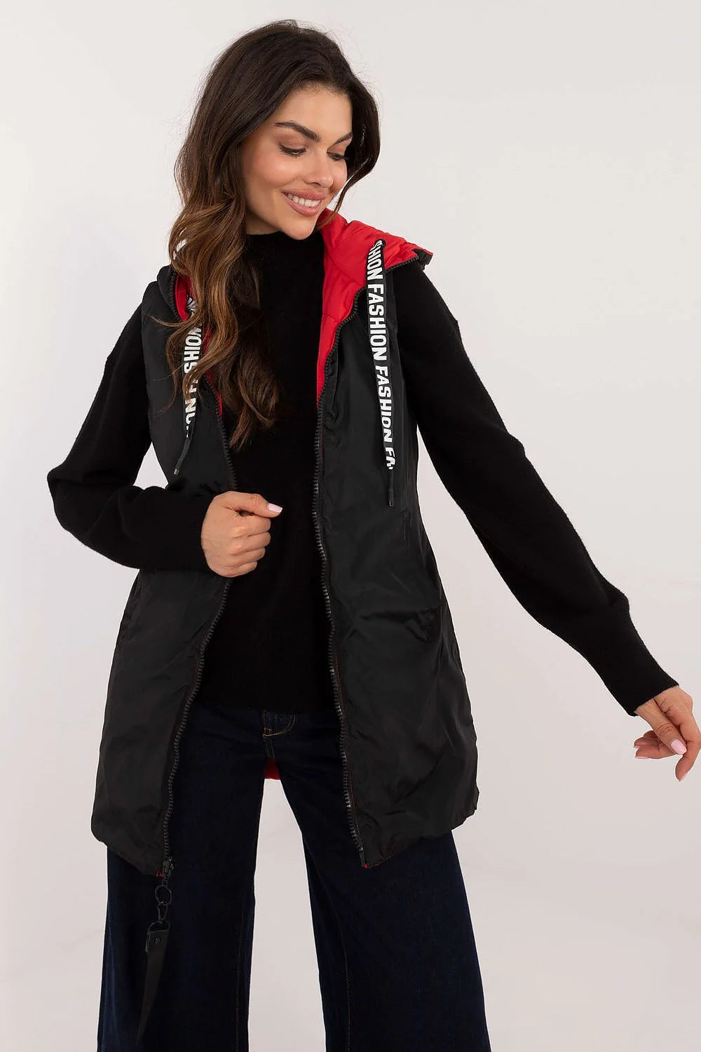 Gilet pour femme, polyester rembourré rouge vif, style urbain, cordon décoratif 'FASHION NEW YORK', doublure noire, saison automne-hiver-printemps