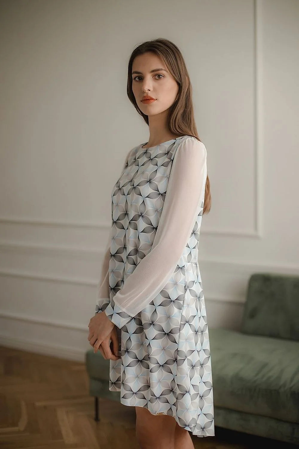 robe cocktail asymétrique maille transparente manches longues motifs géométriques trapèze évasée courte doublée satinée multicolore bleu gris encolure ronde