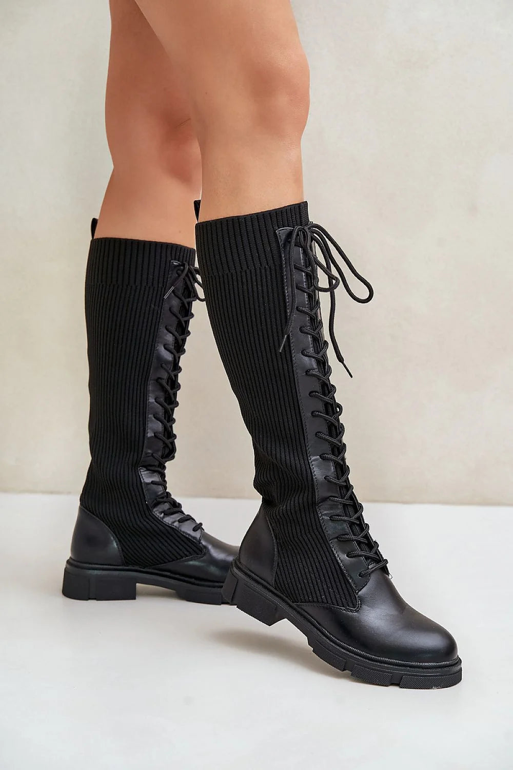 Bottes cuissardes cuir écologique moderne élégantes lacées noires design côtelé pour femmes tendance urbaine