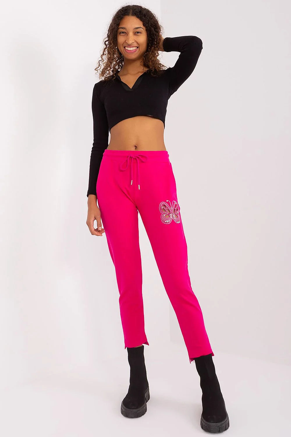 pantalon survêtement Relevance rose fuchsia vif coupe ajustée fuselée cheville fente ourlet taille haute élastique cordon poches latérales strass papillon