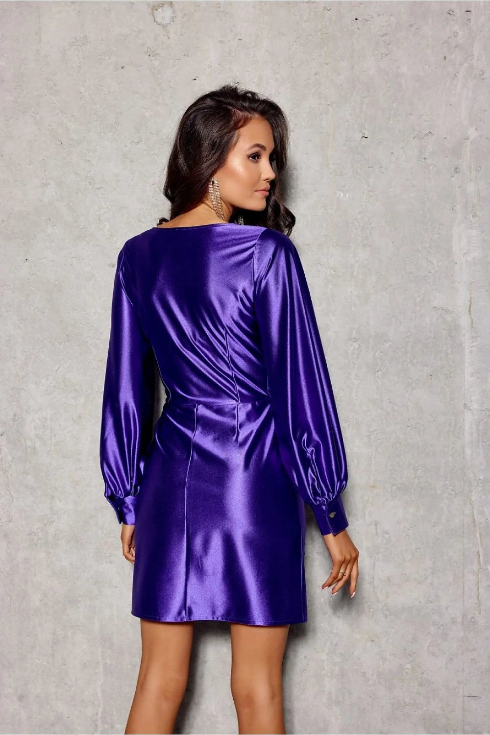 robe violette satinée brillante courte portefeuille croisée encolure V manches bouffantes longues poignets resserrés boutons taille cintrée glamour
