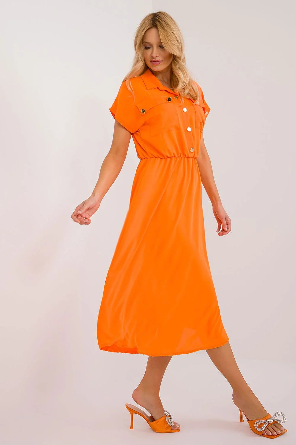Robe d'été féminine moderne couleur orange vif tissu léger coupe évasée manches courtes col chemisier taille élastique femmes