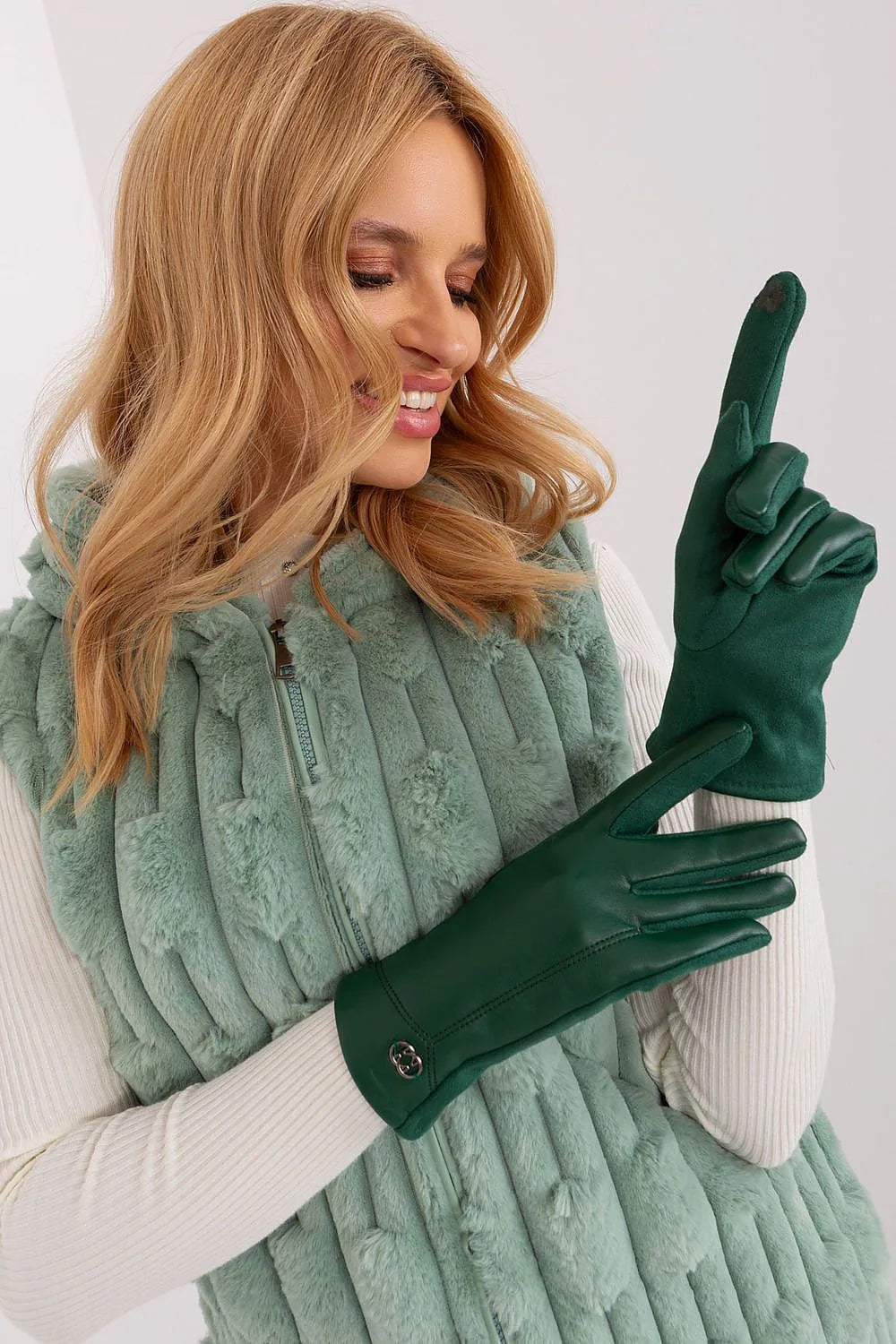 Gants élégants isolés pour femmes vert forêt brodés fleur gilet pelucheux vert menthe mode hiver