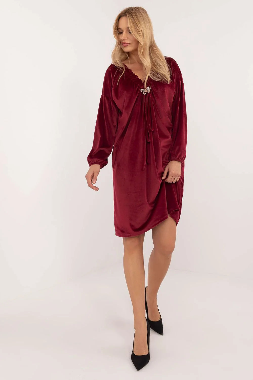 robe velours bordeaux manches longues encolure V froncée broche papillon métallique lien coulissant ajustable coupe ample genou