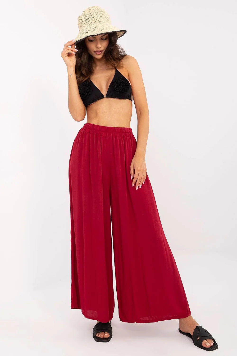 Pantalon femme style suédois Och Bella large rouge viscose haut bikini noir chapeau paille sandales plage estivale