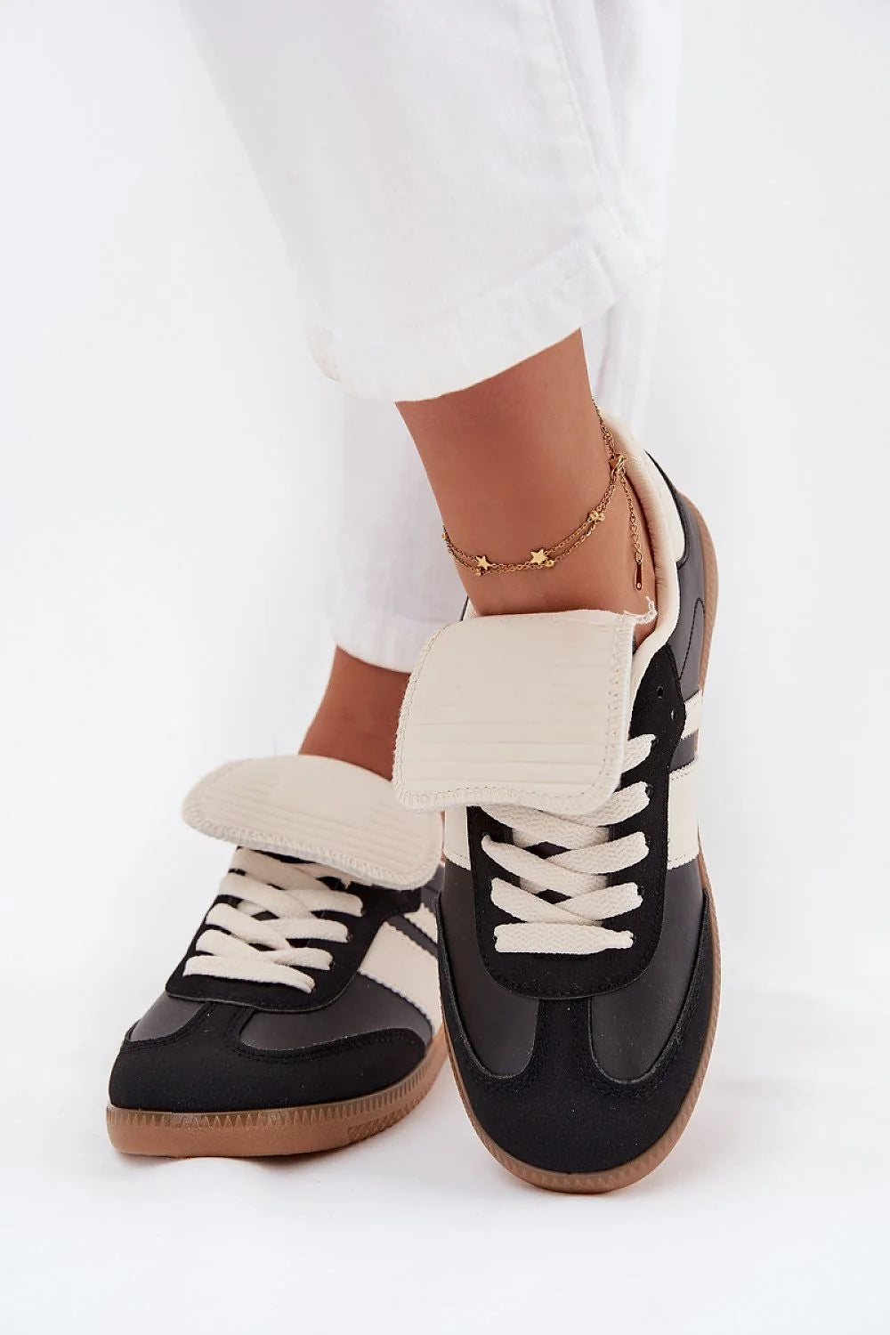 baskets femme simili cuir noir crème rétro lowtop large languette rabat empiècements suédé semelle gomme marron antidérapante confort