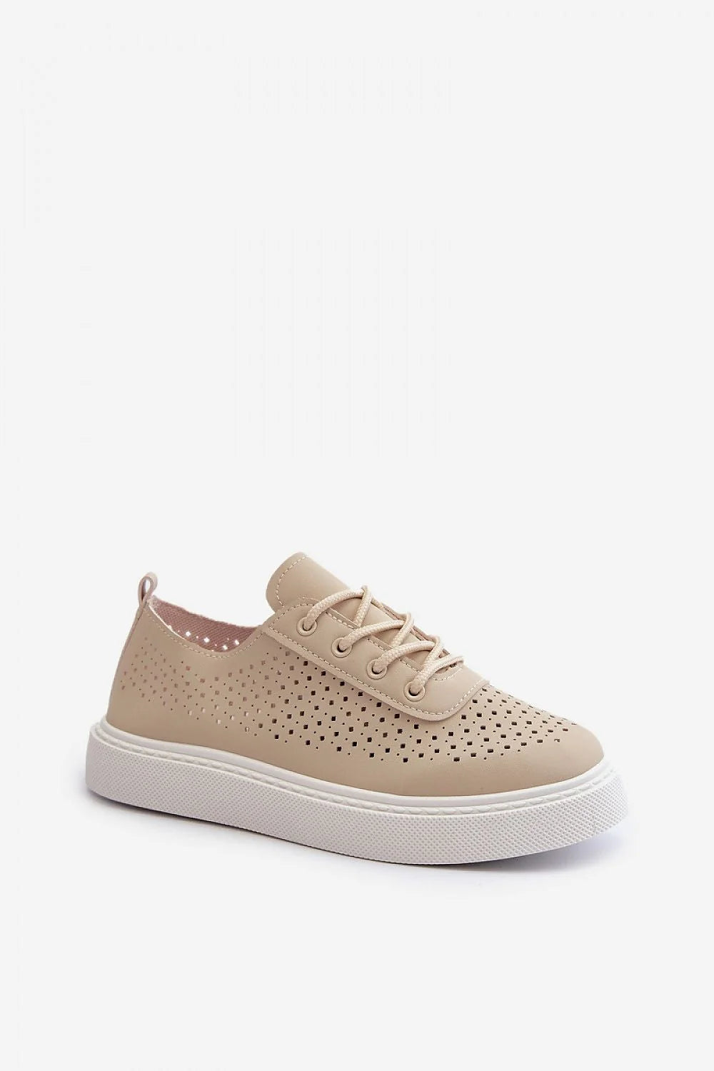 Baskets pour femmes modernes design épuré tige perforée plateforme confort cuir artificiel beige clair lacets métalliques