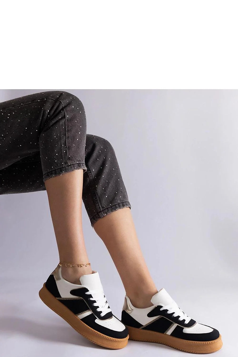 Baskets mode femmes cuir écologique noir blanc camel design moderne élégant semelle crantée confort durabilité