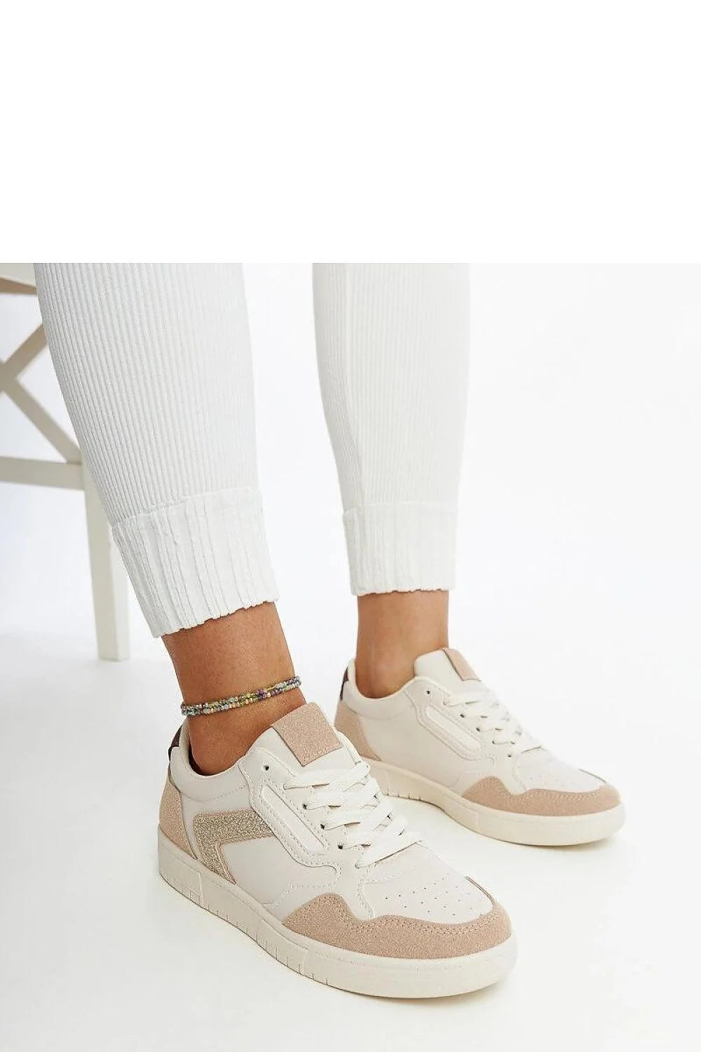 baskets femmes basses beige crème brocart cuir synthétique suède pailleté discret lacées bout rond semelle gomme épaisse rembourrées