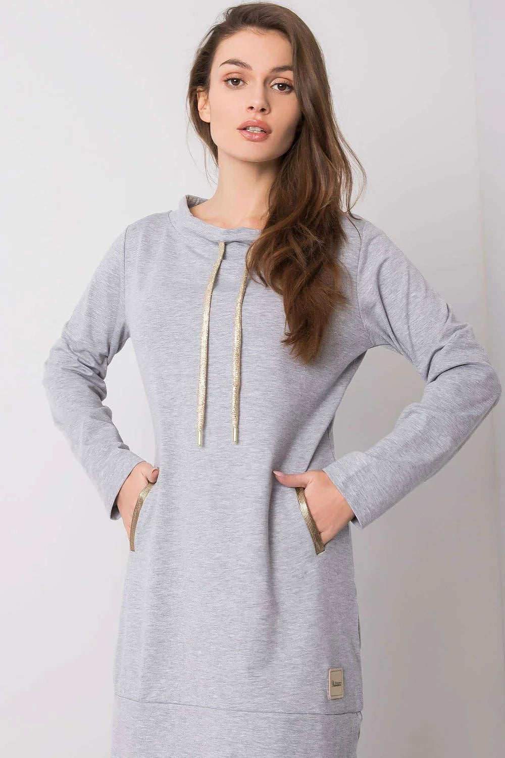 Robe blanche coton élasthanne élégante moderne manches longues détails dorés coupe droite décontractée casual