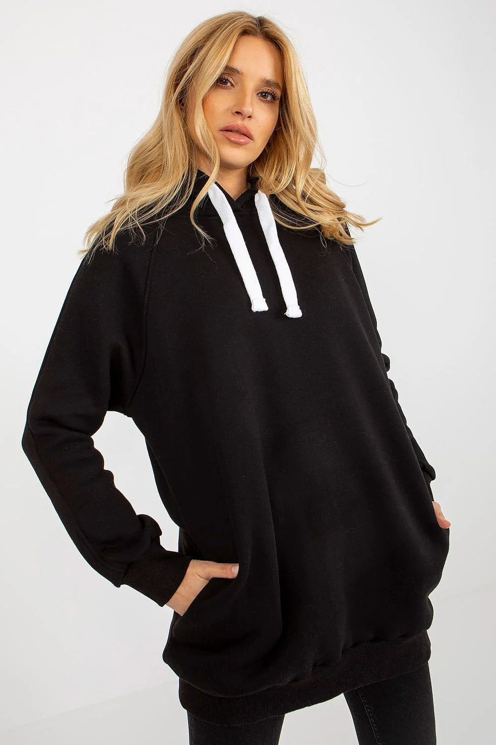 sweatshirt femme oversize tunique noir capuche cordons blancs contrastants coupe longue ample molleton doux doublure isolante