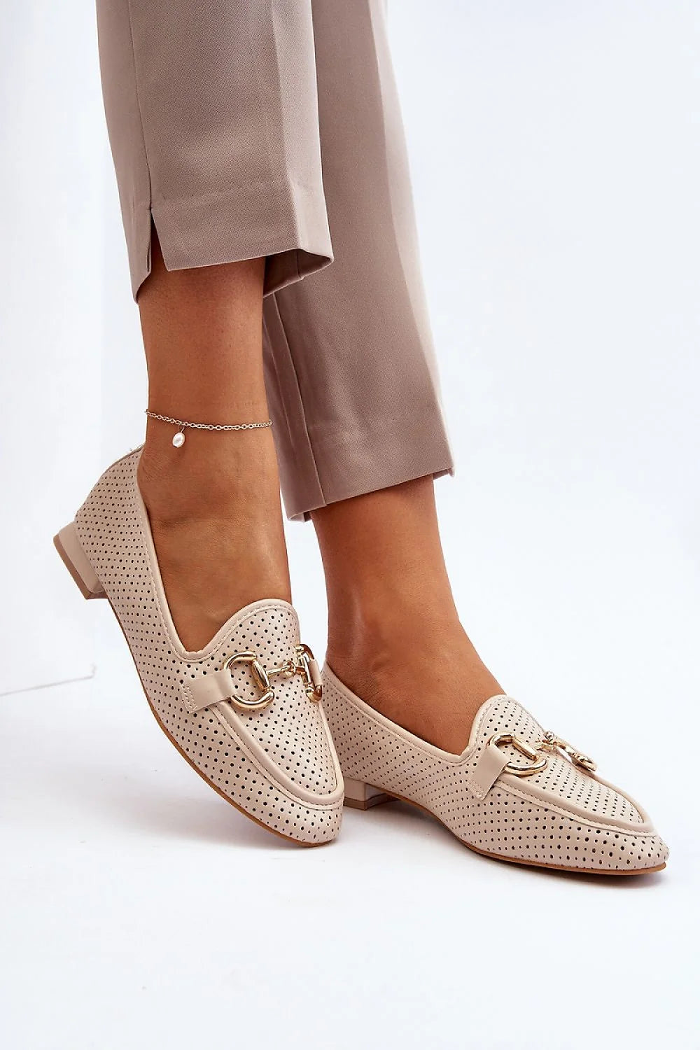 Moccasins élégants pour femme en cuir artificiel, style moderne, talon plat, perforations, beige clair, confort tout jour, look intemporel, mode urbaine