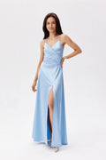 Robe longue élégante soirée femme design sophistiqué bretelles fines coupe ajustée fente haute matériau satiné bleu pastel