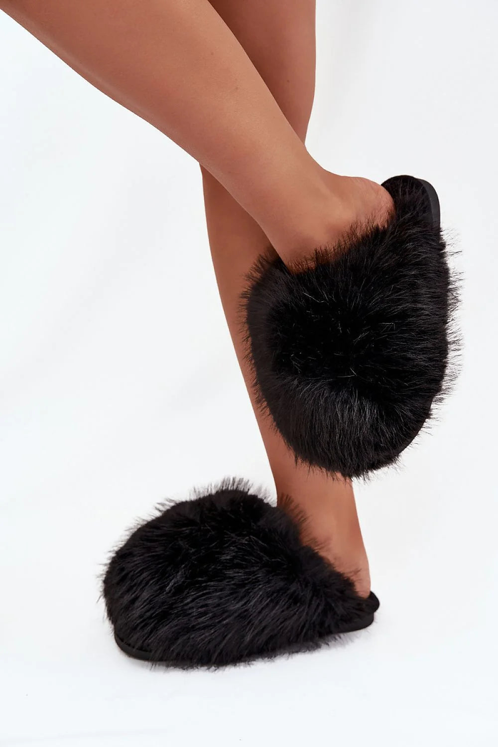 chaussons pantoufles mules femme fausse fourrure noire bout rond volumineux duveteuse cosy glamour slipon semelle plate moelleuse confortable chaude