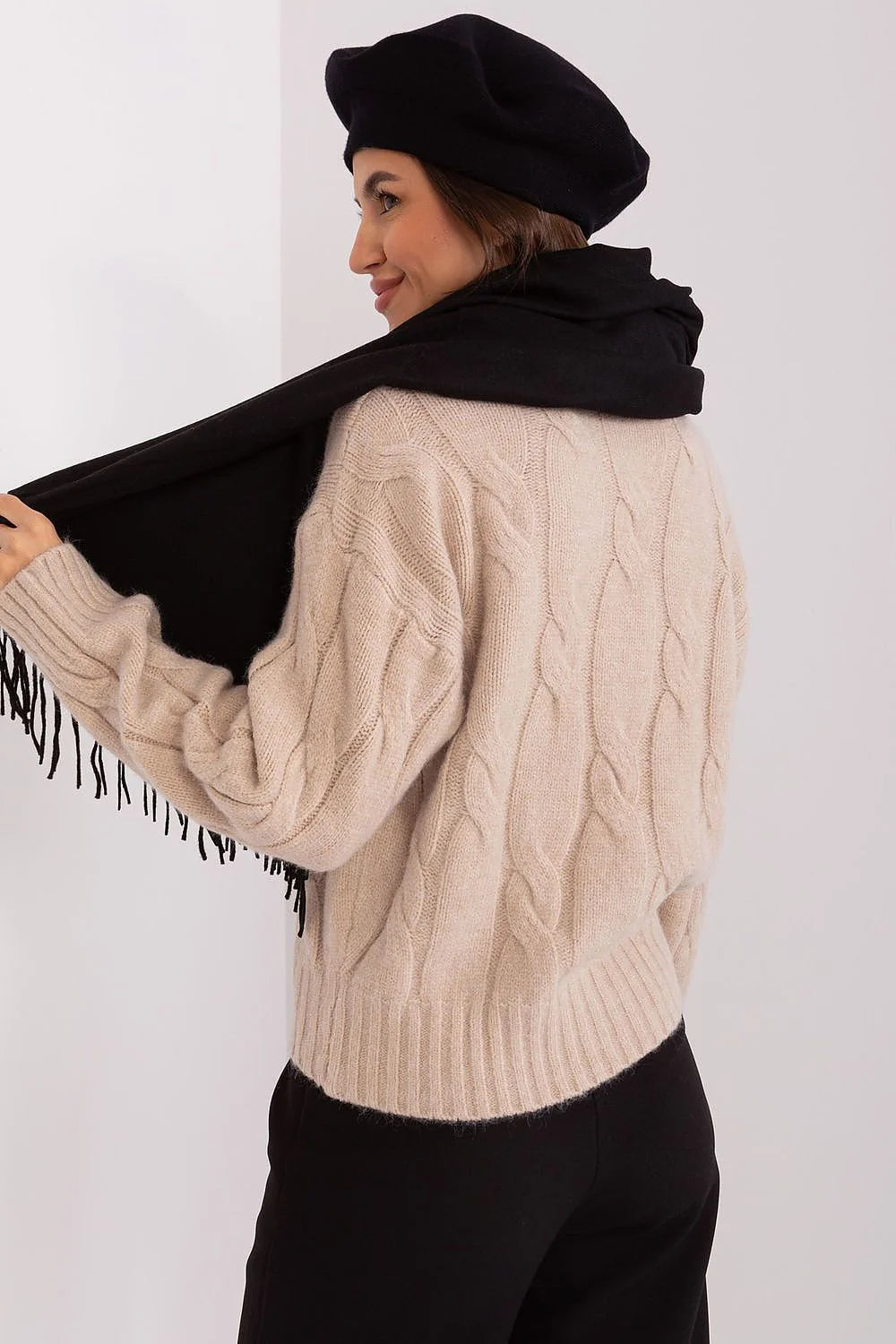 Châle AT assorti à un béret et un pull tricoté maille torsadée pour femmes style classique et moderne