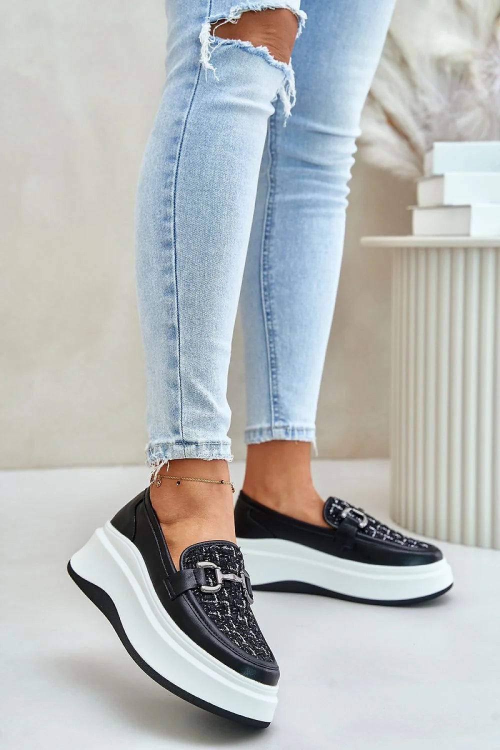 Moccasins plates-forme élégantes pour femme, style moderne, cuir synthétique et tweed, détails métalliques, confort maximal, tenues décontractées et formelles, noir et blanc