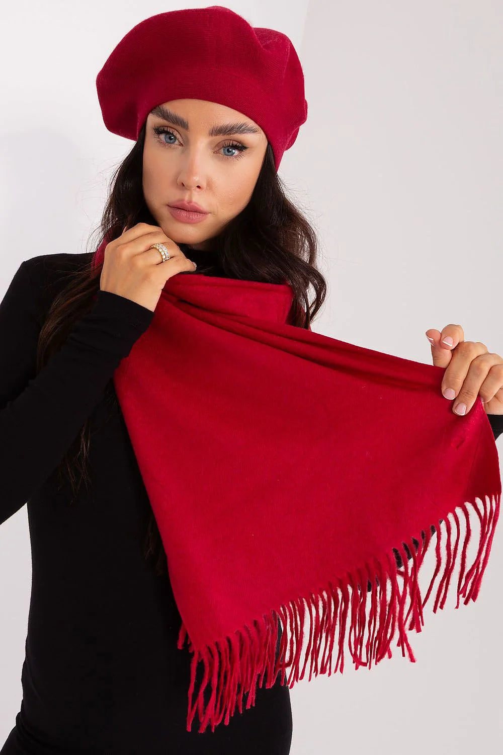 Écharpe et béret en laine rouge vif pour femme, accessoires mode hiver 2023, style chic et intemporel, cadeau Noël