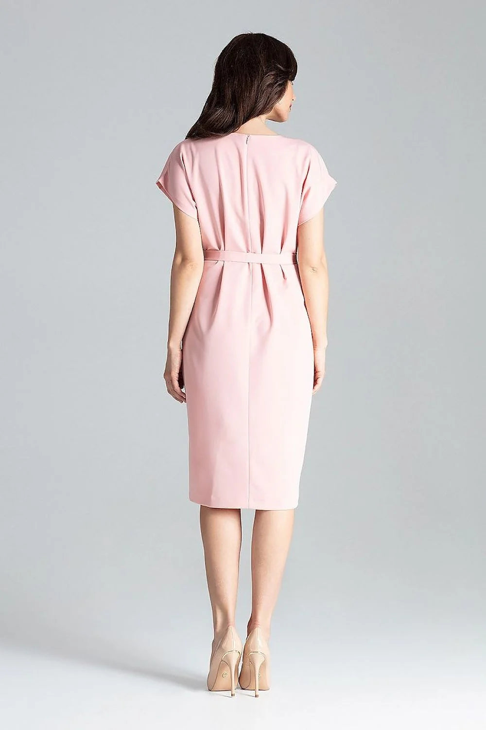 Robe élégante pour femmes en tissu doux rose pâle manches courtes ceinture assortie coupe structurée occasion professionnelle ou semi-formelle