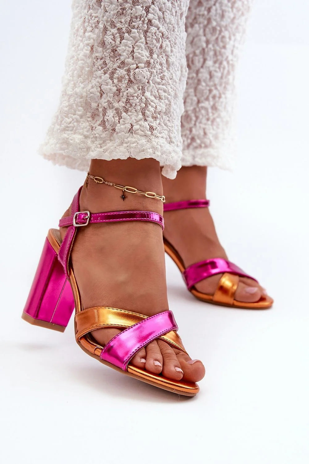 Sandales à talons Step in style élégance audacieuse cuir synthétique talon bloc métallique femmes design moderne style sophistiqué occasion多种