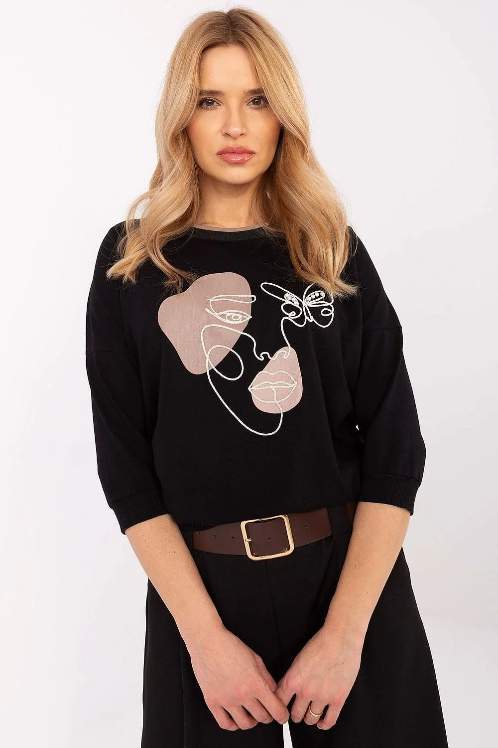 Pull femme moderne design artistique motif visage stylisé noir coton mélange manches courtes coupe décontractée ceinture dorée