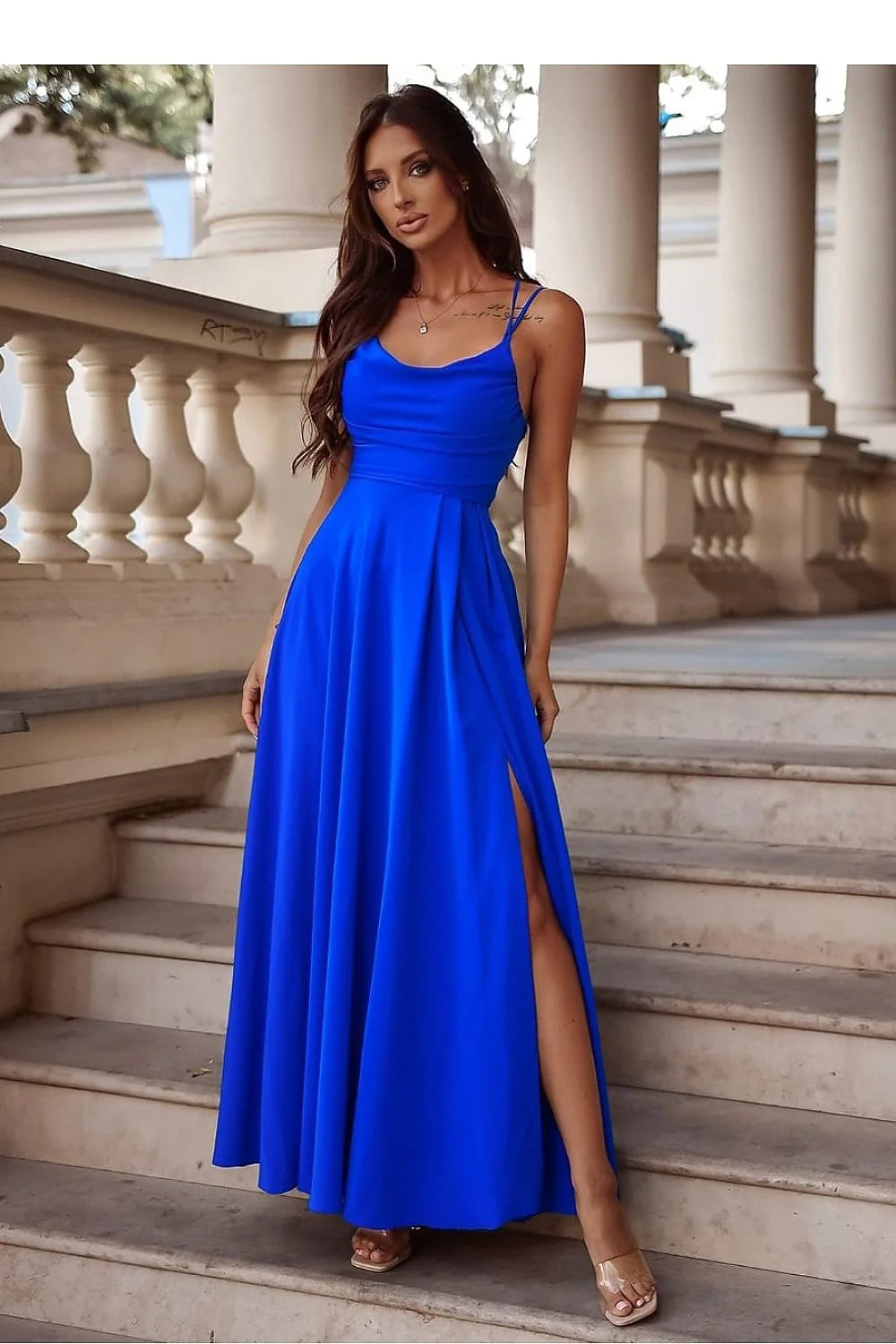 robe longue élégante bleu vif bustier ajusté encolure droite fines bretelles spaghetti taille marquée jupe évasée fluide drapée fente latérale
