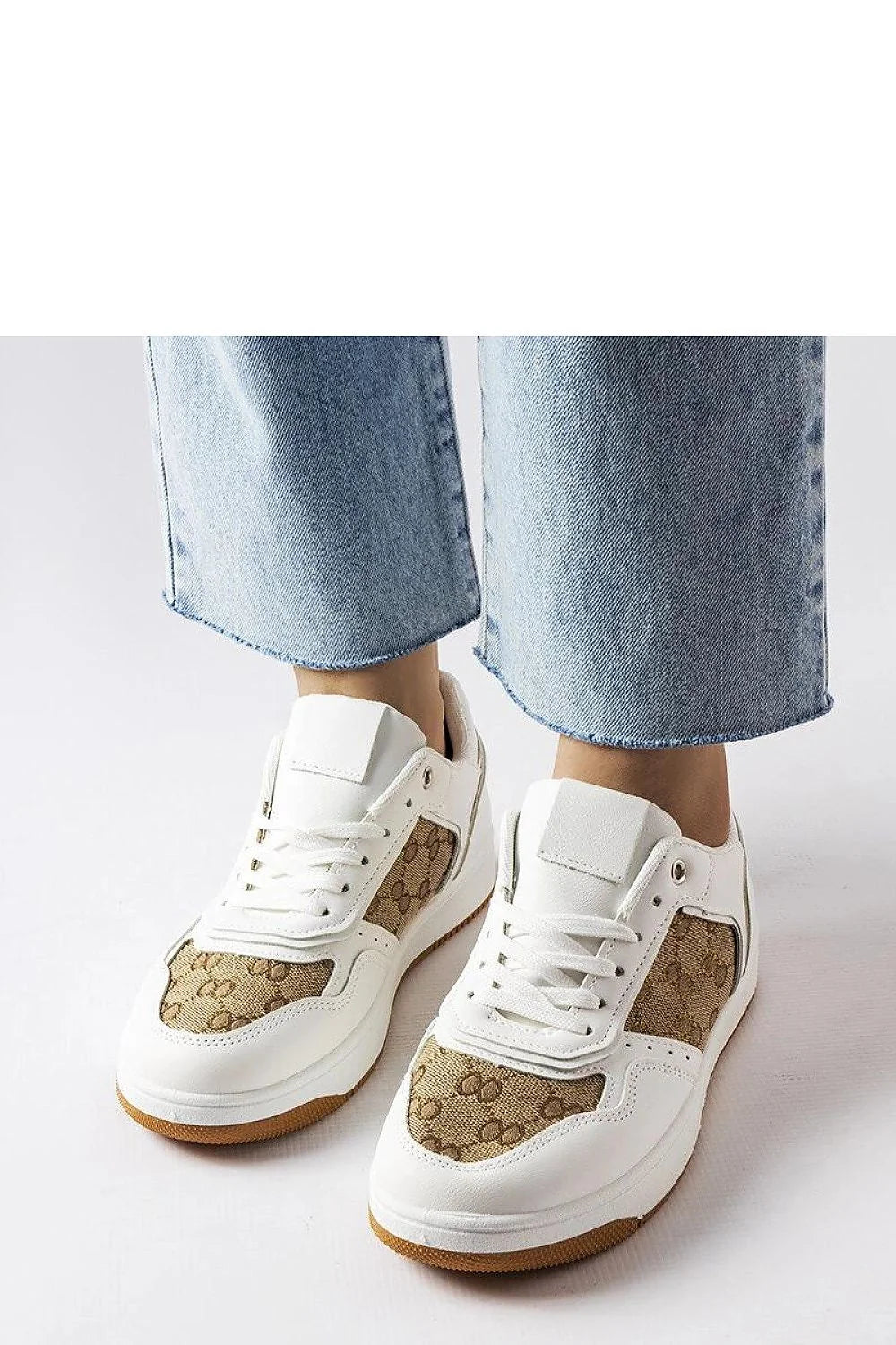 Baskets femme design moderne élégant cuir blanc motif monogramme caoutchouc semelle marron clair coupe basse lacets métalliques