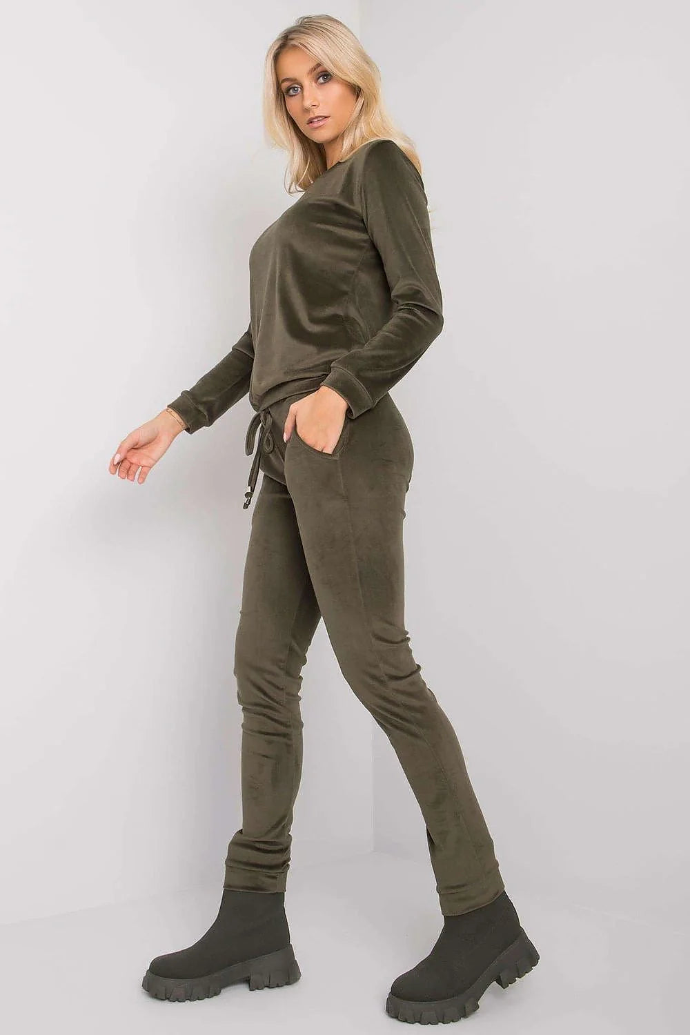ensemble femme moderne velours oversize blouse pantalon manches longues coupe ample jogger fuselé taille élastique bas resserré beige