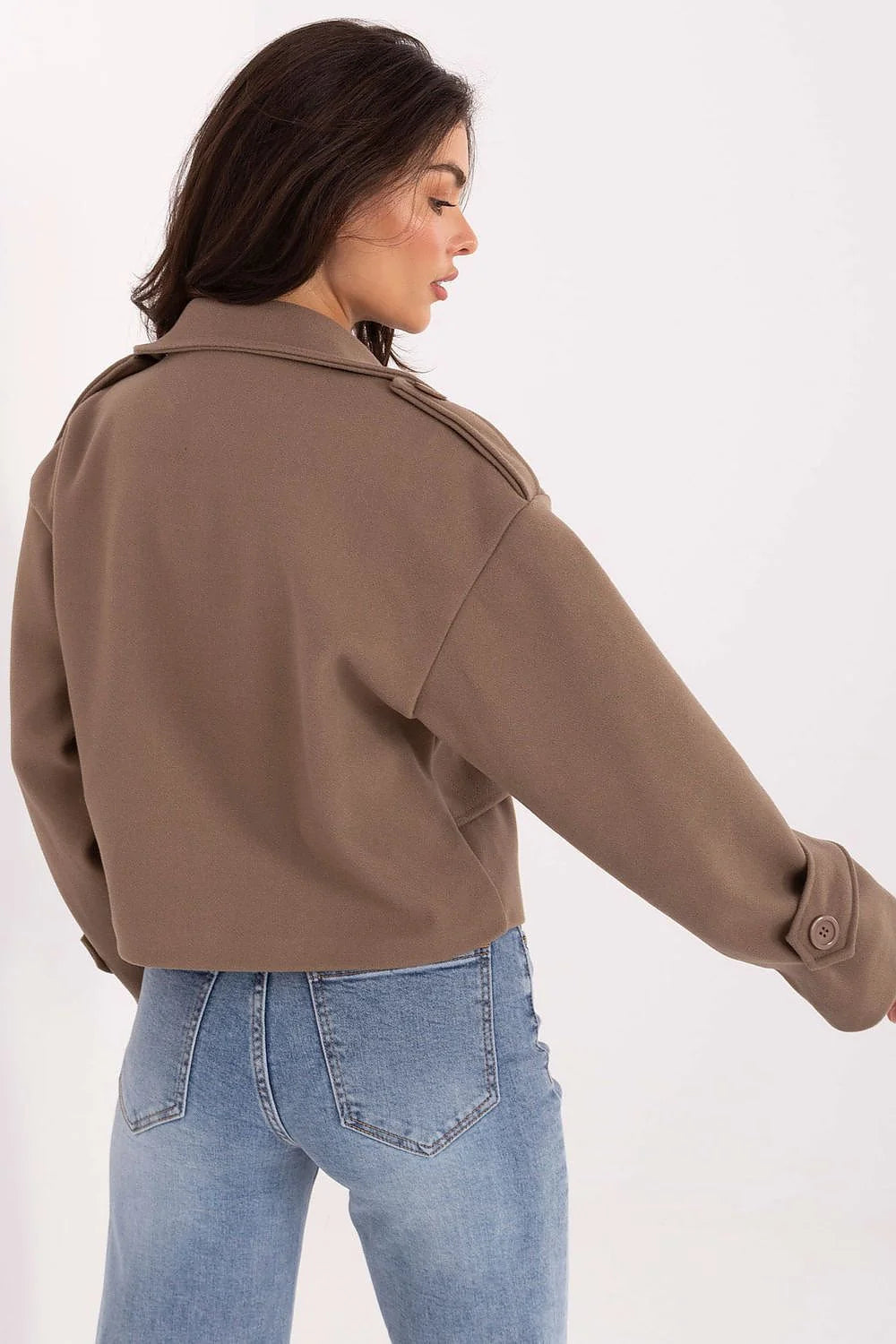 trench court femme taupe laine mélangée coupe boxy col tailleur épaules marquées épaulettes double boutonnage manches longues volumineuses