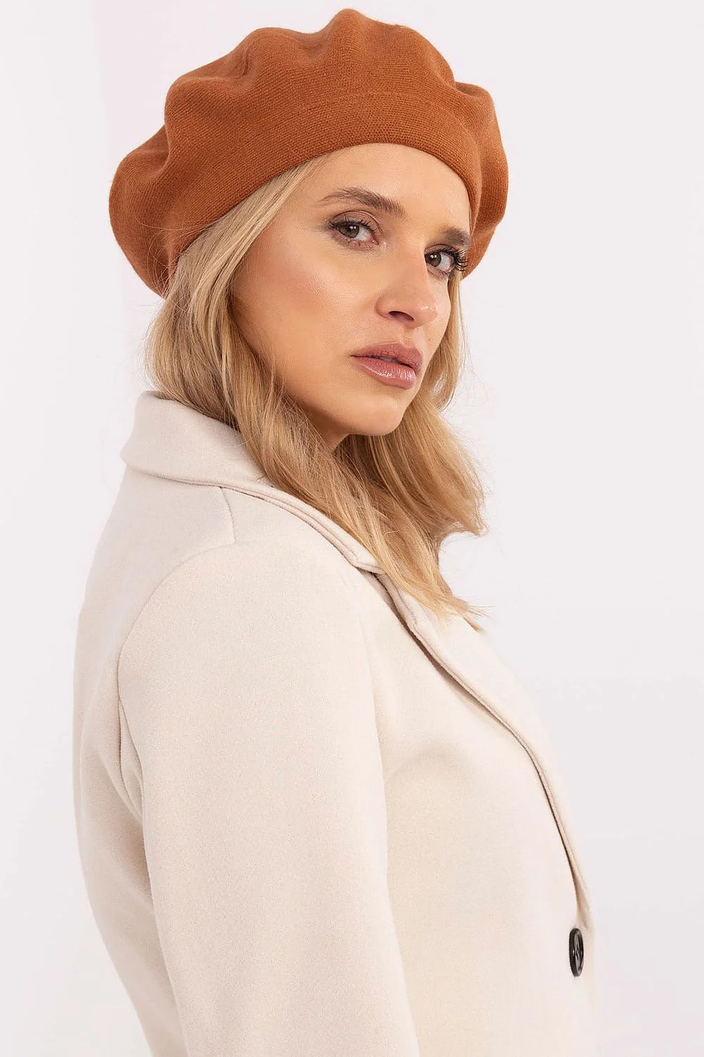 Béret élégant pour femmes, automne/hiver, couleur caramel, avec manteau beige, style intemporel, matières douces, parfait pour les looks sophistiqués