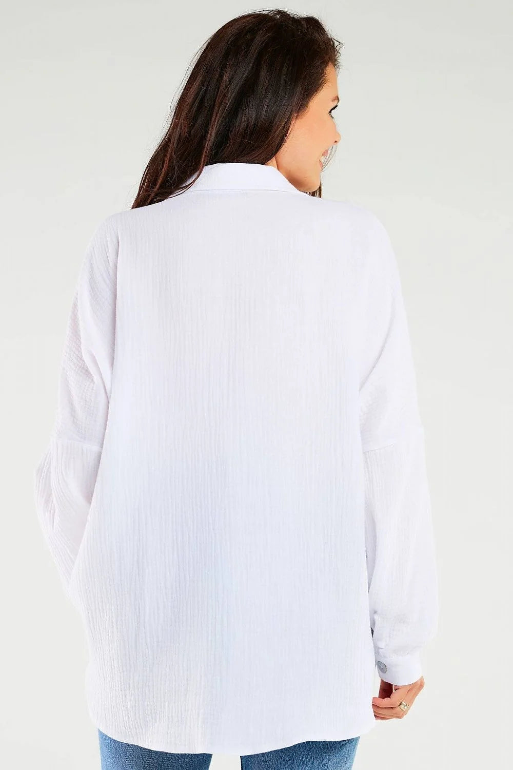 Chemise manche longue Infinite You oversize col droit boutons nacré couleur rose pâle femme style décontracté moderne