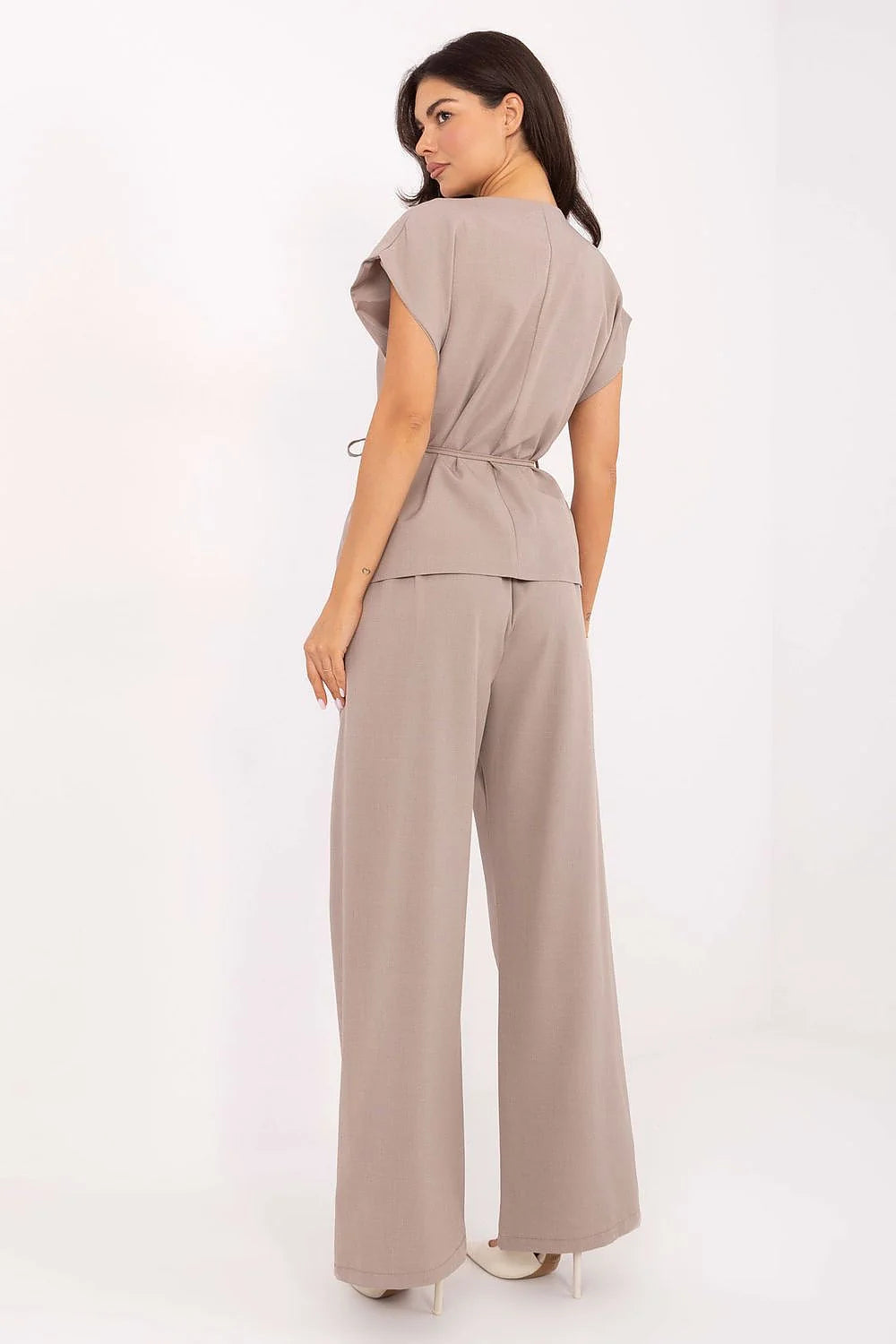 ensemble tailleur pantalon palazzo taille haute gilet cache coeur ceinture nouée manches courtes kimono poches latérales tissu fluide taupe