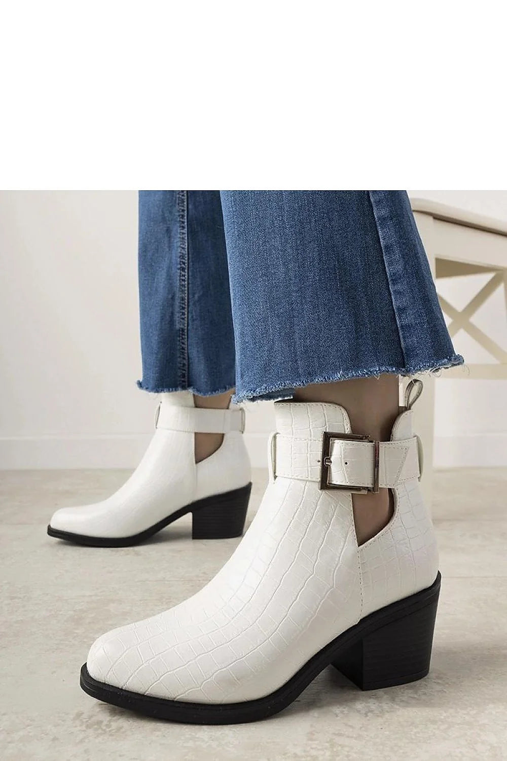 Bottines femme modernes blanches texture crocodile style western boucle métallique ajustable confortable talon bloc