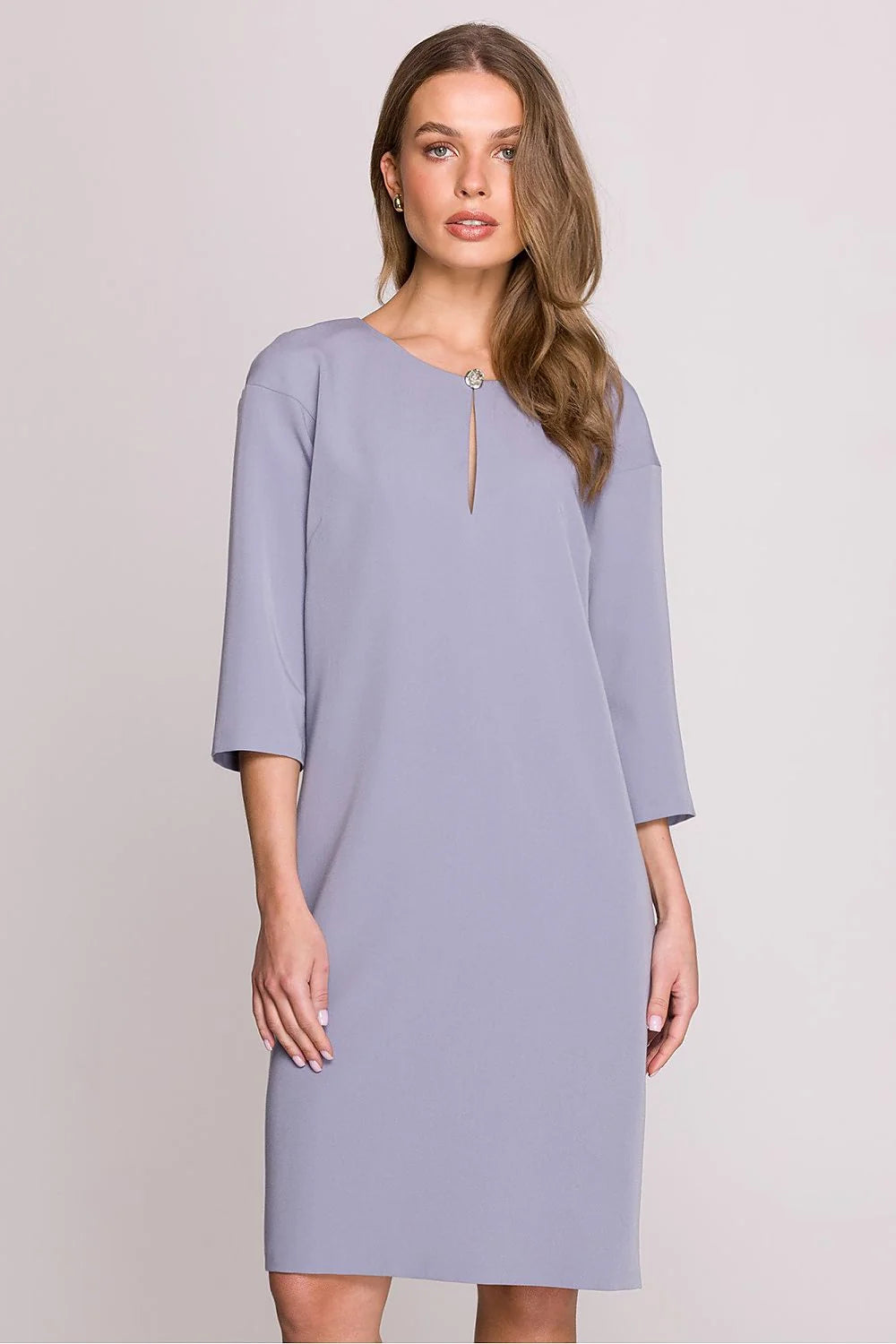 Robe de jour Stylove élégante confortable coupe droite manches trois-quarts col subtil teinte grise perle matière de qualité taille ajustable femme mode intemporelle